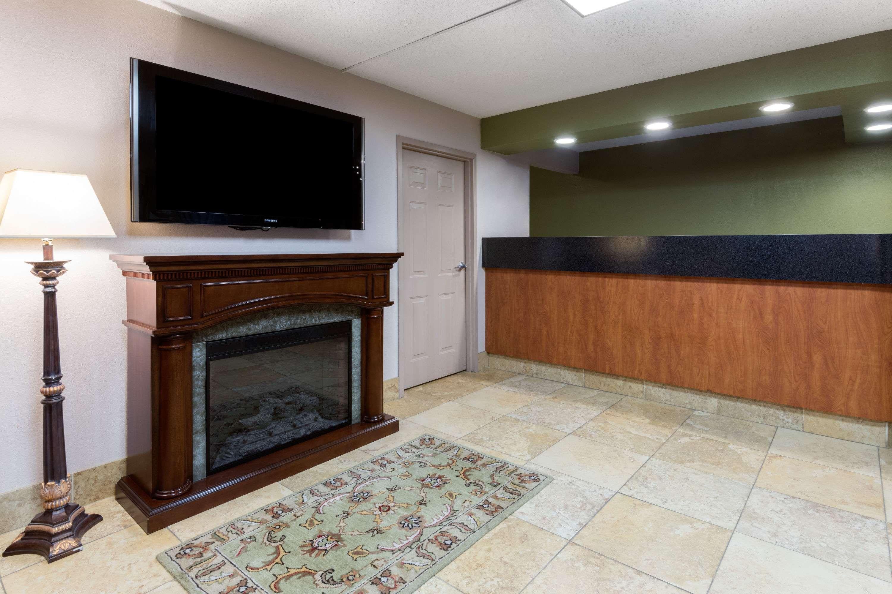 Super 8 By Wyndham Strongsville/cleveland