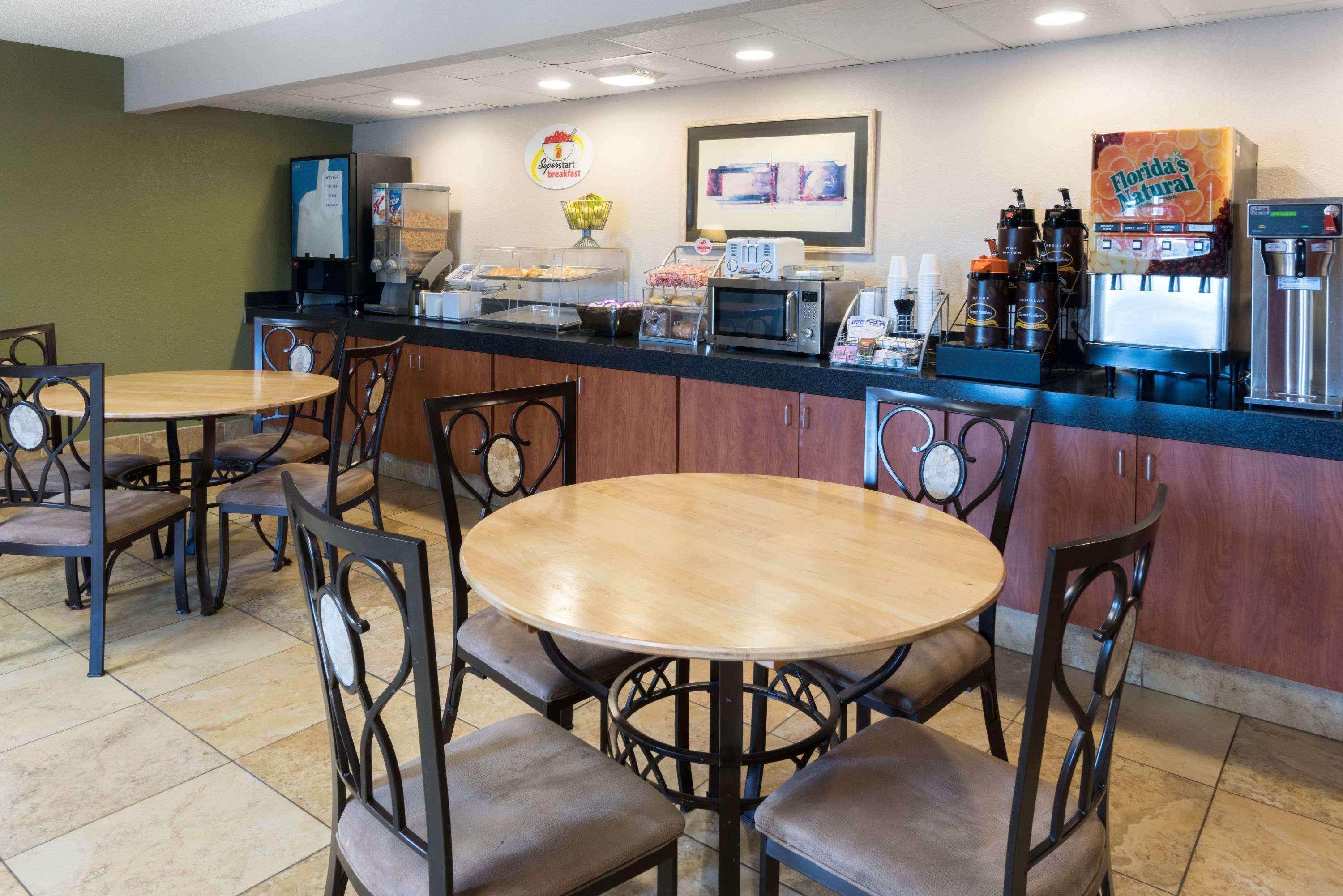 Hotel Super 8 By Wyndham Strongsville/cleveland 2*