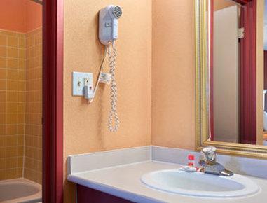 Super 8 By Wyndham Strongsville/cleveland 2*